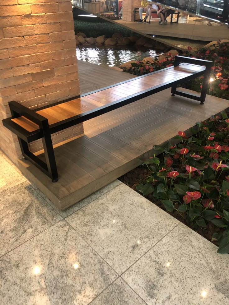 Banca esquinera de madera en terraza