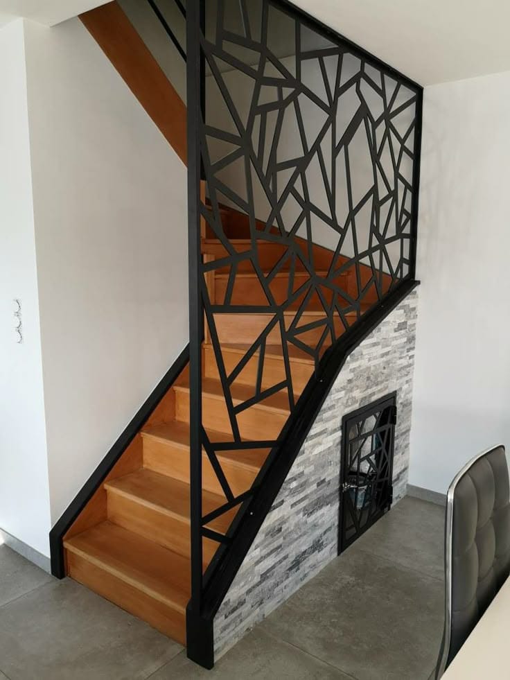 Escalera interior con barandal