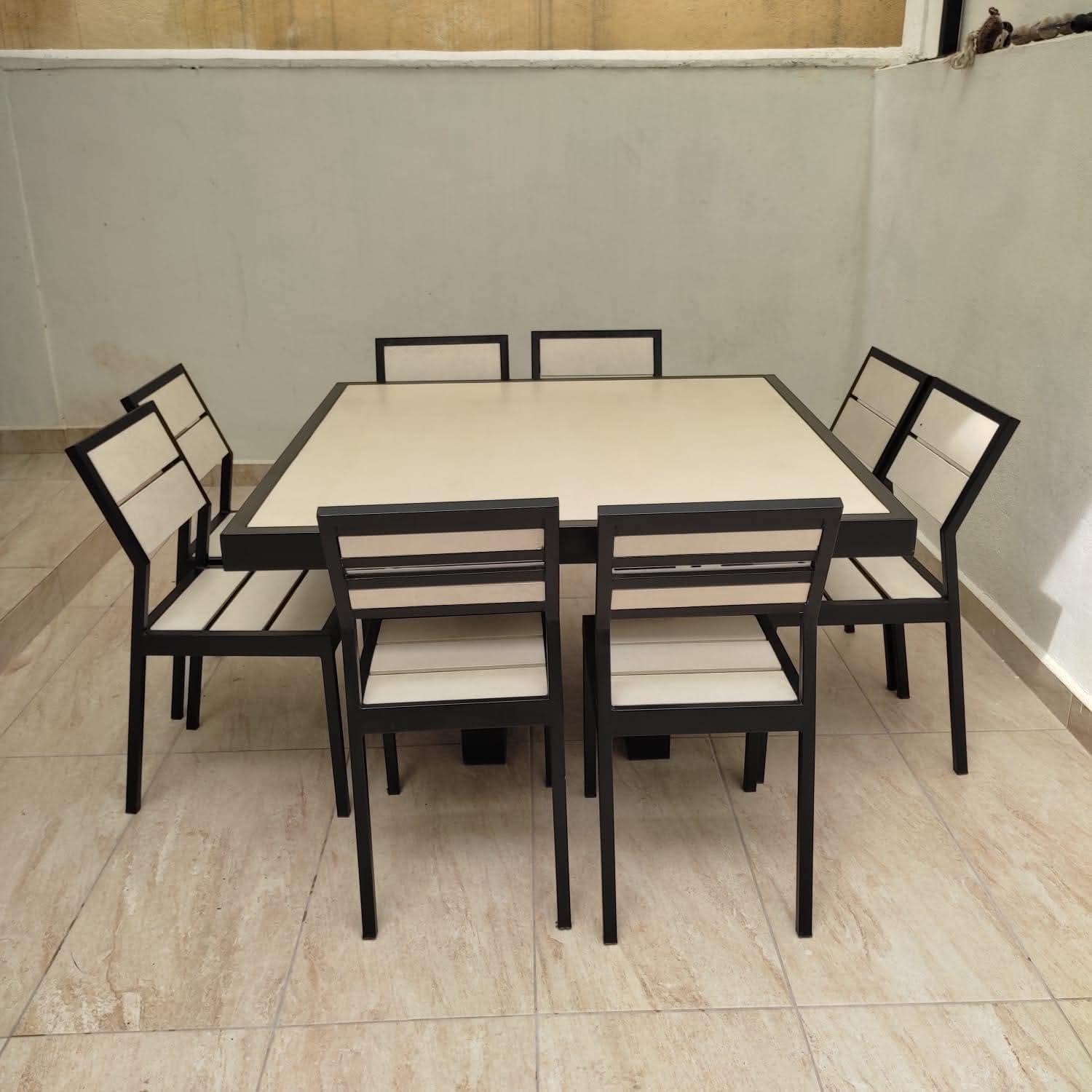 Comedor bajo pérgola iluminada
