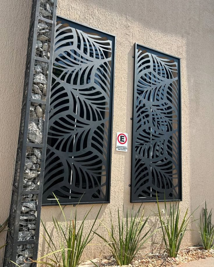Portón con diseño de celosía